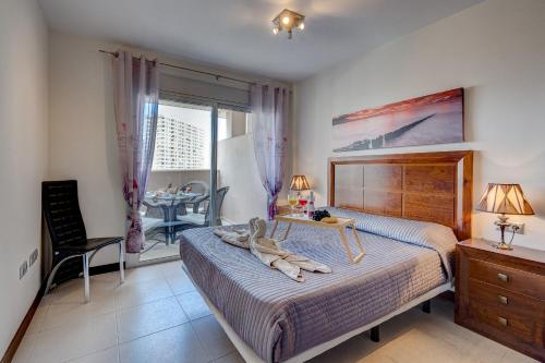 um quarto com uma cama, uma mesa e uma cadeira em Gina s Sun Terrace em Playa Paraiso