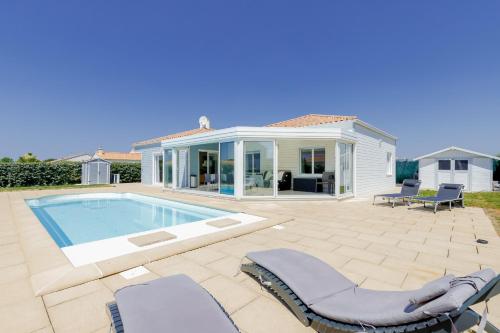 a swimming pool with chairs and a house at Le Fenouiller - 6 personnes, Maison Piscine in Le Fenouiller