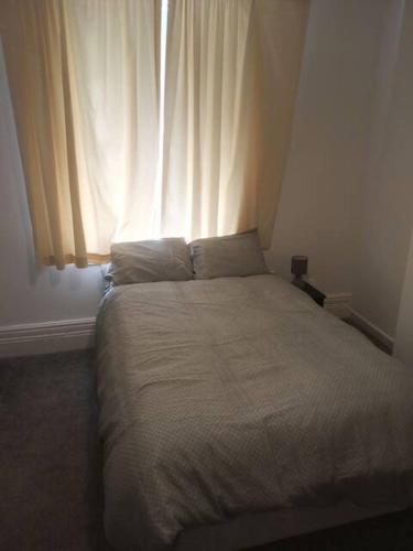 1 cama en un dormitorio con ventana en Ensuite Double-bed (E4) close to Burnley city ctr., en Burnley