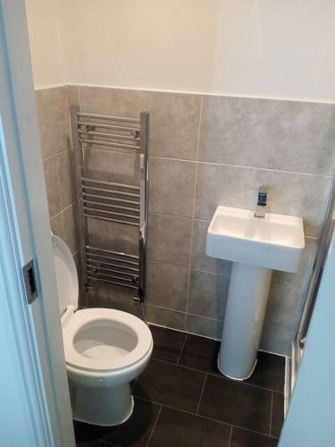 y baño con aseo y lavamanos. en Ensuite Double-bed (E4) close to Burnley city ctr., en Burnley