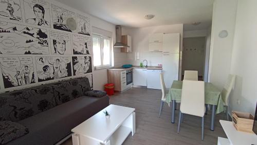 - un salon avec un canapé et une table dans l'établissement Apartmani URANIJA, à Sveti Filip i Jakov