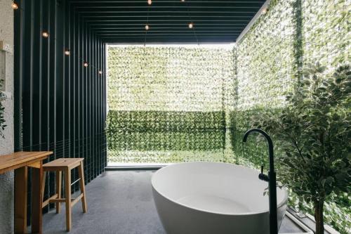 un bagno con vasca e ampia finestra di Instaworthy Bath Tub 6km to KLCC Ins风网红私人浴缸 a Kuala Lumpur