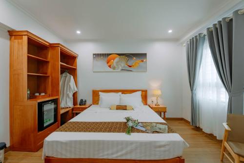 Ένα ή περισσότερα κρεβάτια σε δωμάτιο στο Tuan Nam Hotel