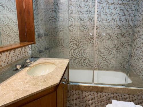 y baño con lavabo, ducha y bañera. en Ipanema Tiffanys, en Río de Janeiro
