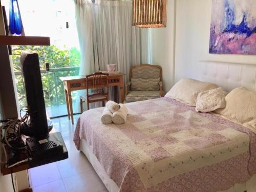 1 dormitorio con 1 cama con 2 toallas en Ipanema Tiffanys, en Río de Janeiro
