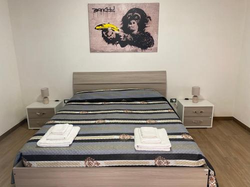 ein Schlafzimmer mit einem Bett mit einer Banane drauf in der Unterkunft Da Maria Casa Vacanze in Marsala