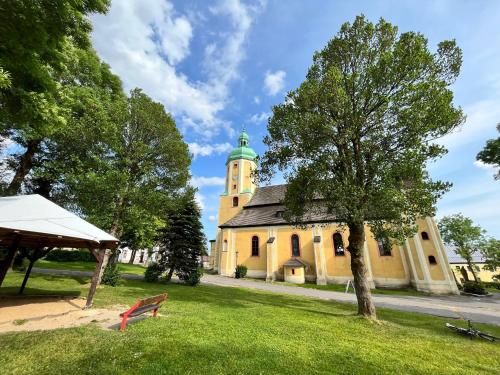 Jardín al aire libre en Apartmán U Doubků Horní Blatná