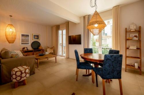 sala de estar con mesa y sofá en Alios, Luxury Living Athens en Atenas