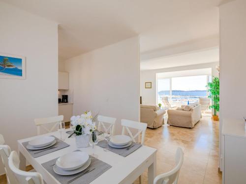 biała jadalnia z białym stołem i krzesłami w obiekcie Apartment Les Dauphins-1 by Interhome w miejscowości Sainte-Maxime
