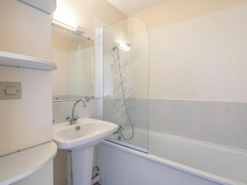 y baño blanco con lavabo y ducha. en Apartment Les Jardins de la Côte Fleurie by Interhome, en Villers-sur-Mer