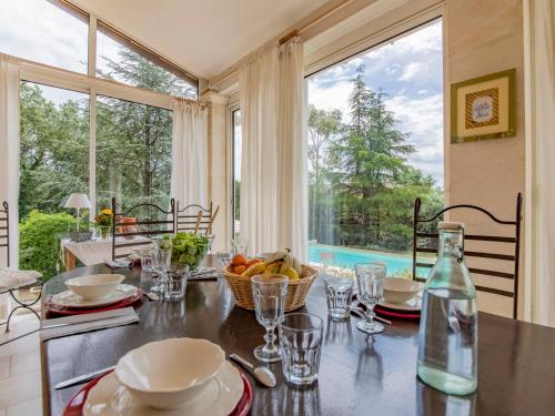 - une salle à manger avec une table et un bol de fruits dans l'établissement Holiday Home Les Iris by Interhome, à Gargas