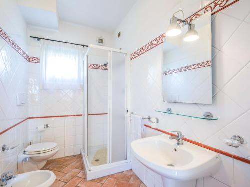 Ένα μπάνιο στο Apartment Montereggi-5 by Interhome