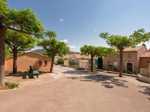 une rue dans un village avec des maisons et des arbres dans l'établissement Apartment Le Petit Village-2 by Interhome, à La Garonnette-Plage