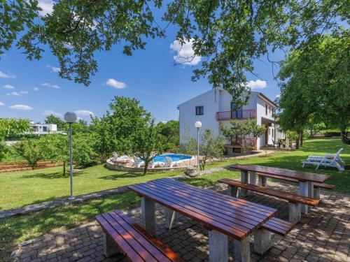 stół piknikowy w parku z budynkiem w obiekcie Apartment Ana-2 by Interhome w mieście Jehnići