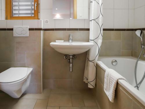 Bilik mandi di Apartment Domaine des Reines C10 by Interhome