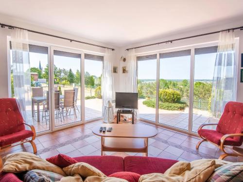 un soggiorno con divano e tavolo di Holiday Home Anna by Interhome a Gardna Wielka