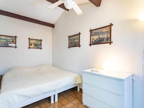 - une petite chambre avec un lit et une commode dans l'établissement Studio Héraclée-1 by Interhome, à Saint-Tropez