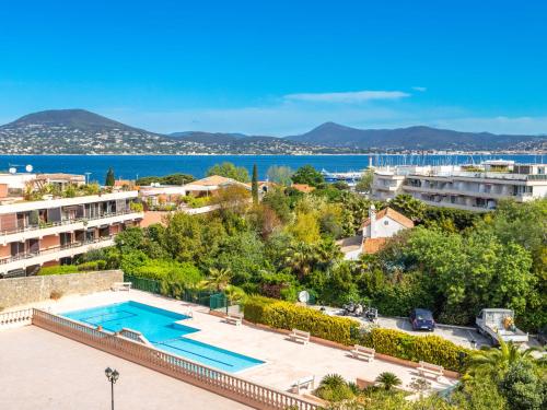 Cet appartement dispose d'une piscine et offre une vue sur l'océan. dans l'établissement Studio Héraclée-1 by Interhome, à Saint-Tropez