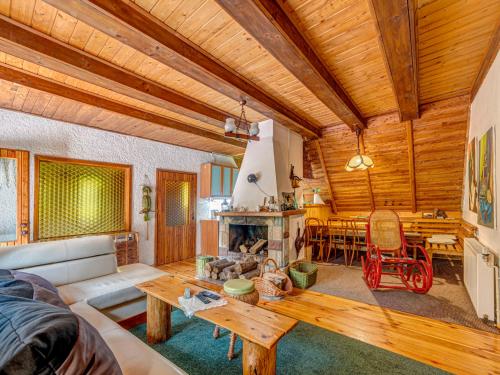 salon z kanapą i kominkiem w obiekcie Holiday Home Hatale by Interhome w mieście Rzyki