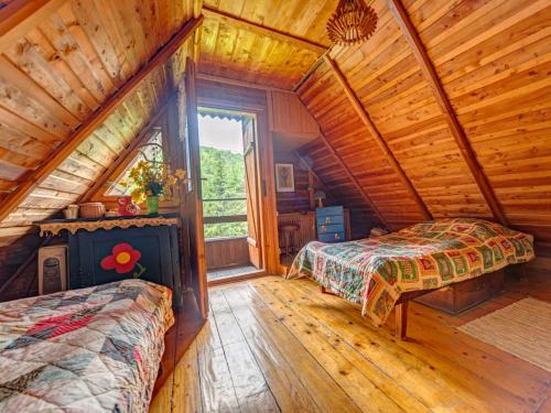 um quarto com 2 camas num chalé de madeira em Holiday Home Hatale by Interhome em Rzyki