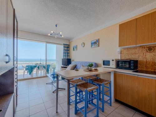 une cuisine avec une table et des chaises et une cuisine avec vue dans l'établissement Apartment Amphitrite-1 by Interhome, au Barcarès