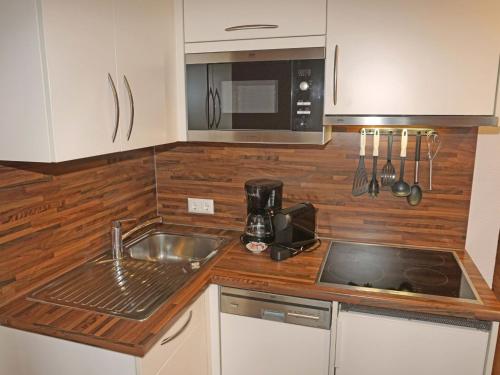 cocina con fregadero y microondas en Apartment Ladis-3 by Interhome, en Ladis