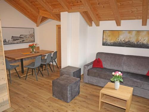 ein Wohnzimmer mit einem Sofa und einem Tisch in der Unterkunft Apartment Ladis-3 by Interhome in Ladis