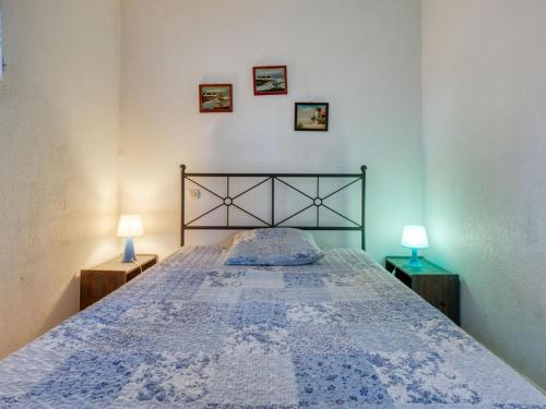 une chambre avec un lit avec deux lampes sur deux tables dans l'établissement Chalet Picasso by Interhome, à Lacanau-Océan