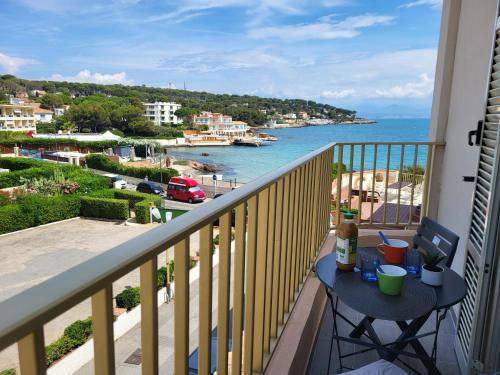 balcón con mesa y vistas al océano en Apartment La Bouée by Interhome, en Antibes