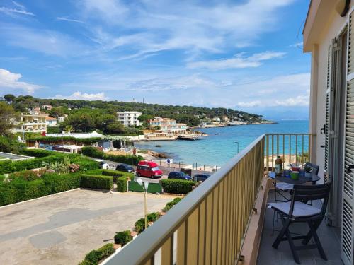 un balcon avec vue sur l'océan dans l'établissement Apartment La Bouée-1 by Interhome, à Antibes