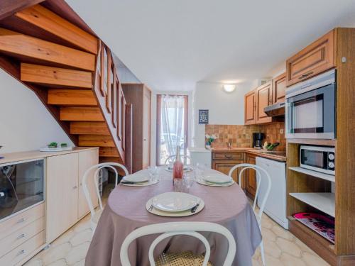 サン・シプリアン・プラージュにあるHoliday Home Le Lagon by Interhomeのキッチン(テーブル、椅子付)