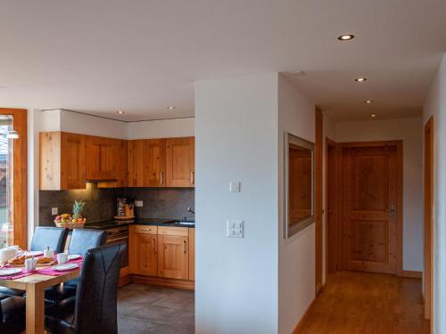 Virtuvė arba virtuvėlė apgyvendinimo įstaigoje Apartment Les Cimes Blanches B 401 by Interhome