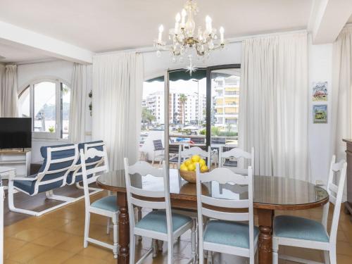 - une salle à manger avec une table et des chaises dans l'établissement Holiday Home Platja by Interhome, à Lloret de Mar