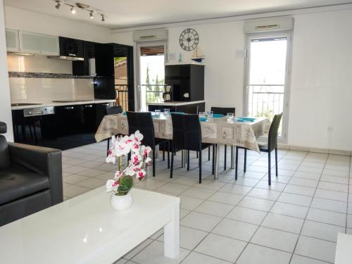 - une cuisine et une salle à manger avec une table et des chaises dans l'établissement Apartment L'Ilot Saint Jacques by Interhome, à La Ciotat