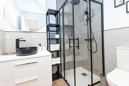 ein Bad mit einer Dusche und einem Waschbecken in der Unterkunft Acogedor apartamento en Estepona centro by Rent Me in Estepona