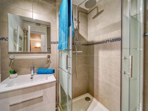 une salle de bain avec un lavabo et une douche dans l'établissement Apartment Lunik Orion-38 by Interhome, au Corbier