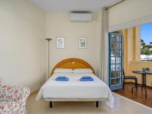 1 dormitorio con 1 cama, 1 silla y 1 mesa en Studio Cabopino-2 by Interhome, en Marbella