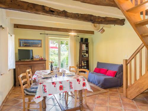 un salon avec une table et un canapé dans l'établissement Holiday Home L'Hirondelle by Interhome, à Kermerchou