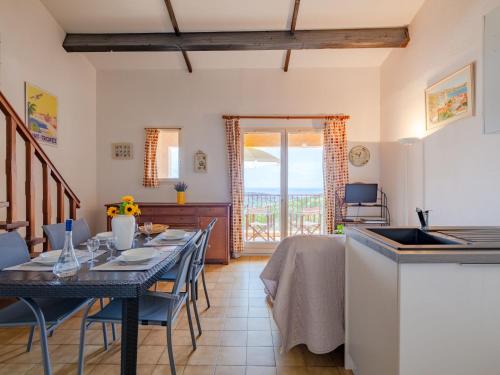 une cuisine et une salle à manger avec une table et des chaises dans l'établissement Apartment Les Hauts des Issambres-12 by Interhome, aux Issambres