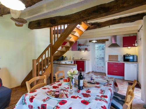 une salle à manger avec une table et une cuisine dans l'établissement Holiday Home L'Hirondelle by Interhome, à Kermerchou
