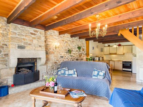 - un salon avec un canapé et une cheminée en pierre dans l'établissement Holiday Home Avel Vor by Interhome, à Saint-Pol-de-Léon