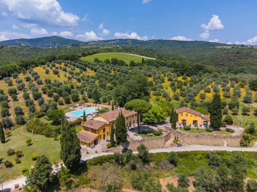 - une vue aérienne sur une demeure de caractère avec piscine et arbres dans l'établissement Apartment Montereggi-6 by Interhome, à Limite