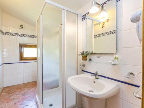 Ένα μπάνιο στο Apartment Montereggi-6 by Interhome