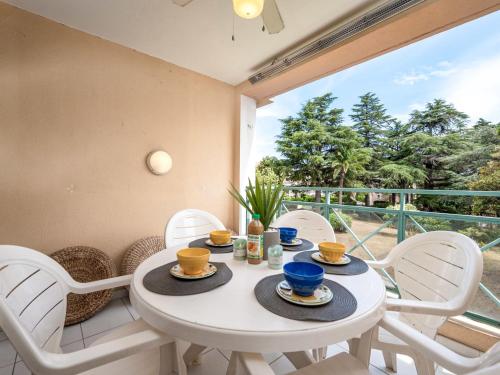 - une table et des chaises blanches dans une chambre dotée d'une grande fenêtre dans l'établissement Apartment Villa Francia-5 by Interhome, à Cannes