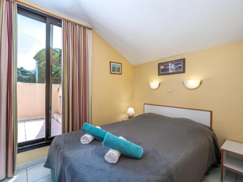 une chambre avec un lit avec une grande fenêtre dans l'établissement Apartment Villa Francia-5 by Interhome, à Cannes