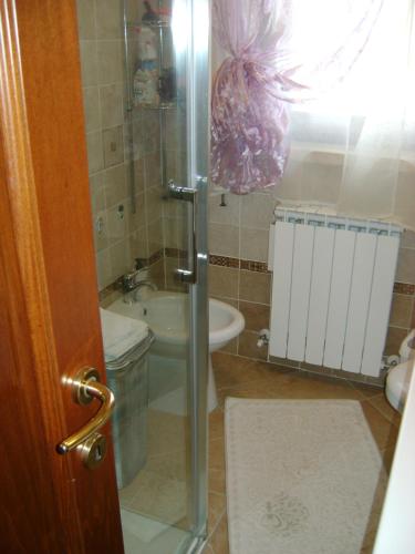 y baño con ducha, aseo y lavamanos. en Casa Marblu via Cairoli, 47 Corciano, en Corciano