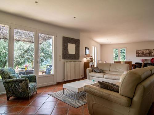 un salon avec un canapé et une table dans l'établissement Holiday Home Les Oliviers by Interhome, à Salernes