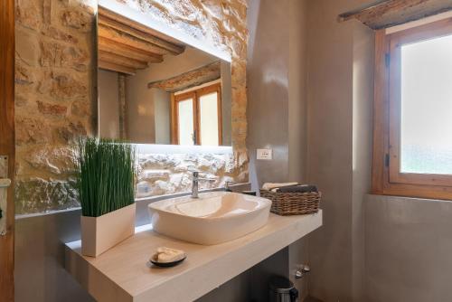 La salle de bains est pourvue d'un lavabo et d'un miroir. dans l'établissement Casa Biffoli - Bucine, à Bucine