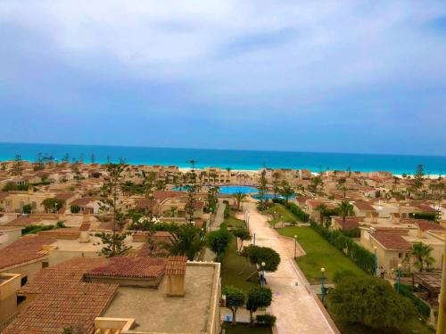 uma vista aérea de uma cidade com o oceano em فندق جراند كليوباترا الساحل الشمالى المنتزه ك80 em El Alamein