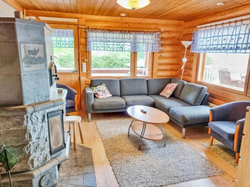 ein Wohnzimmer mit einem Sofa und einem Kamin in der Unterkunft Holiday Home Saarenranta by Interhome in Koivisto